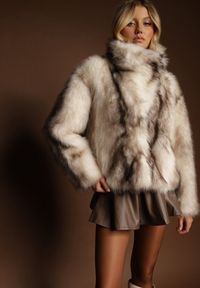 Renee - Jasnobeżowa Kurtka Futerko z Ozdobnym Kołnierzem Fitene. Okazja: na co dzień. Kolor: beżowy. Materiał: futro. Styl: klasyczny, casual, elegancki