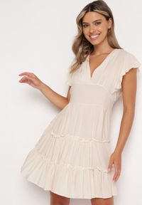 Born2be - Beżowa Gładka Sukienka Mini Taliowana z Falbankami Wokół Ramion Zynnas. Typ kołnierza: kołnierz z falbankami. Kolor: beżowy. Wzór: gładki. Sezon: lato. Długość: mini #5