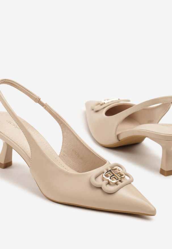 Renee - Ciemnobeżowe Sandały Vices na Kaczuszce Typu Slingback Ozdobione Metaliczną Aplikacją Lilarunea. Okazja: na co dzień. Kolor: beżowy. Materiał: jeans. Wzór: aplikacja. Sezon: lato. Obcas: na szpilce. Styl: elegancki, casual