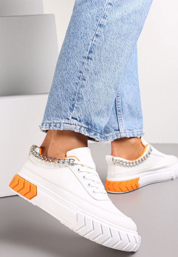 Renee - Biało-Pomarańczowe Sneakersy na Tłoczonej Platformie Ozdobione Łańcuchem Jaihini. Kolor: biały, pomarańczowy. Wzór: aplikacja. Obcas: na platformie