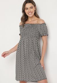 Born2be - Czarna Wiskozowa Sukienka Typu Hiszpanka w Kwiaty Lunirella. Okazja: na co dzień. Typ kołnierza: dekolt hiszpanka. Kolor: czarny. Materiał: wiskoza. Długość rękawa: krótki rękaw. Wzór: kwiaty. Sezon: lato. Styl: casual, elegancki #1