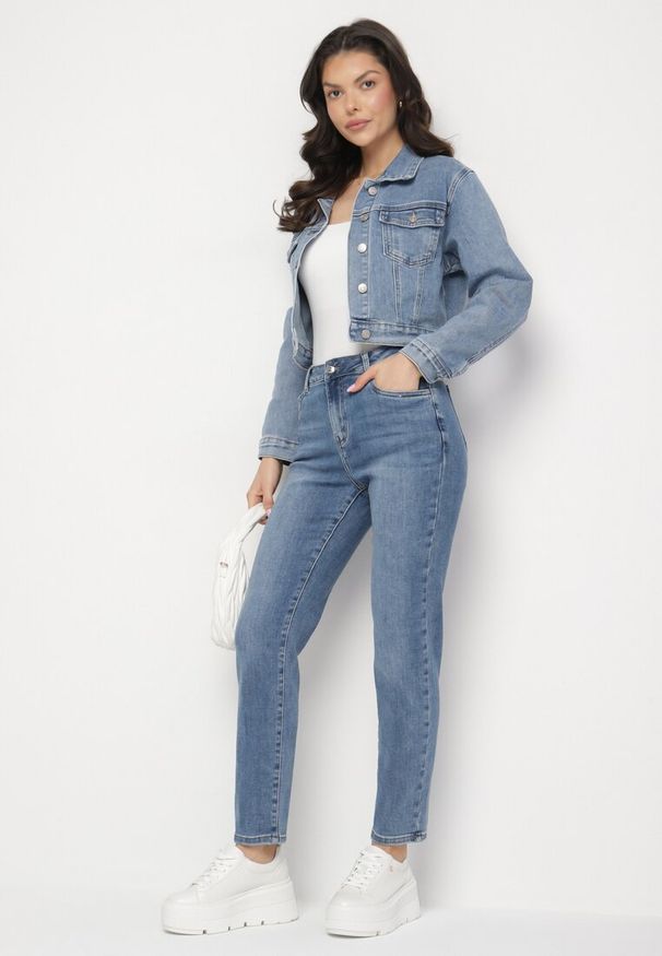 Born2be - Niebieskie Jeansy z Bawełną o Kroju Mom Fit z Wysokim Stanem Isariva. Okazja: na co dzień. Stan: podwyższony. Kolor: niebieski. Styl: klasyczny, elegancki, casual