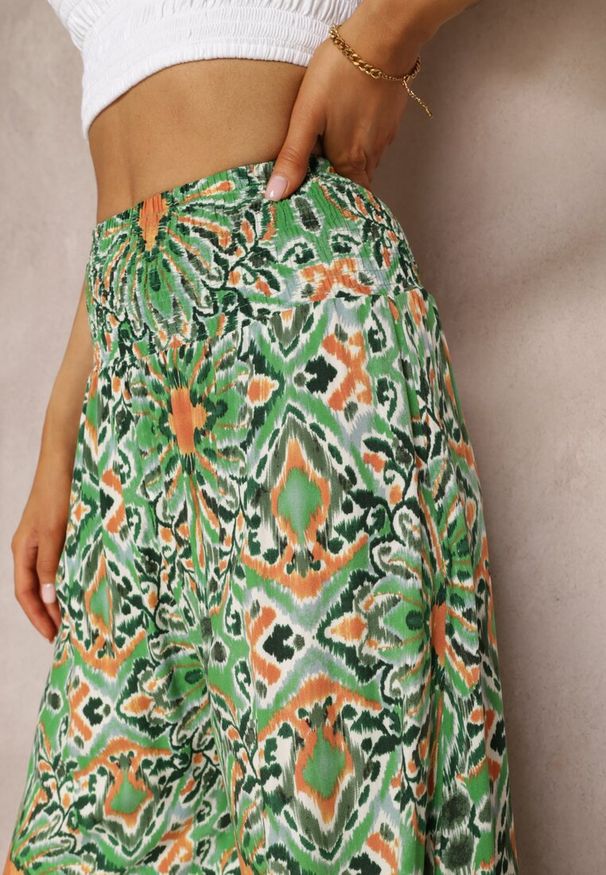 Renee - Zielone Szerokie Spodnie w Fantazyjny Print o Długości 7/8 Saru. Stan: podwyższony. Kolor: zielony. Materiał: wiskoza, tkanina. Wzór: nadruk