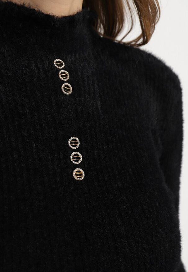 Born2be - Czarny Puchaty Wełniany Sweter z Półgolfem i Biżuteryjnymi Guzikami Xeminta. Kolor: czarny. Materiał: wełna