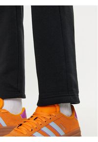 Adidas - adidas Spodnie dresowe Essentials Small Logo IW0221 Czarny Regular Fit. Kolor: czarny. Materiał: syntetyk, bawełna #5