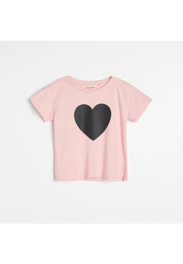 Reserved - T-shirt z nadrukiem o fakturze tablicy kredowej - Różowy. Kolor: różowy. Wzór: nadruk