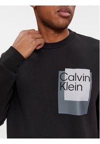 Calvin Klein Bluza Overlay K10K112249 Czarny Regular Fit. Kolor: czarny. Materiał: bawełna