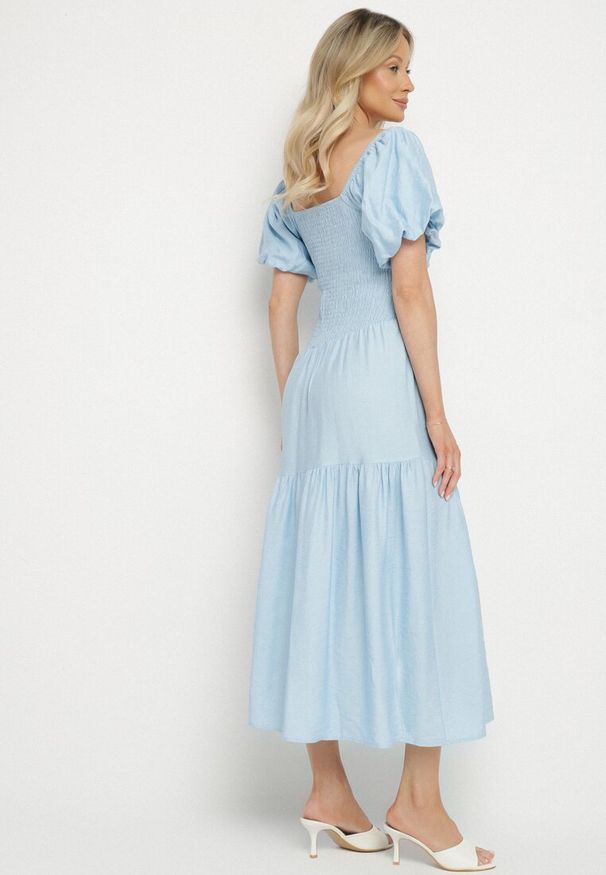 Born2be - Niebieska Sukienka Rozkloszowana z Wiskozy z Kwadratowym Dekoltem i Drapowaniem Napessia. Okazja: na co dzień. Typ kołnierza: dekolt kwadratowy. Kolor: niebieski. Materiał: wiskoza. Styl: casual, elegancki, klasyczny