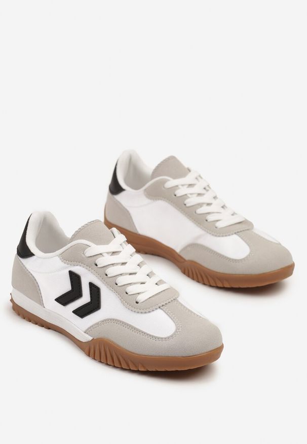Renee - Biało-Czarne Sneakersy Typu Kultowe Tenisówki Zdobione Przeszyciami Mepenna. Okazja: na spacer, na randkę. Kolor: biały. Materiał: jeans. Wzór: aplikacja. Sport: turystyka piesza