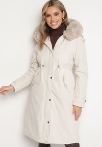 Born2be - Jasnobeżowa Kurtka Parka Długa ze Ściągaczami i Futerkiem Odpinanym Delanira. Okazja: na co dzień. Kolor: beżowy. Materiał: futro. Długość rękawa: długi rękaw. Długość: długie. Styl: klasyczny, casual, elegancki #4