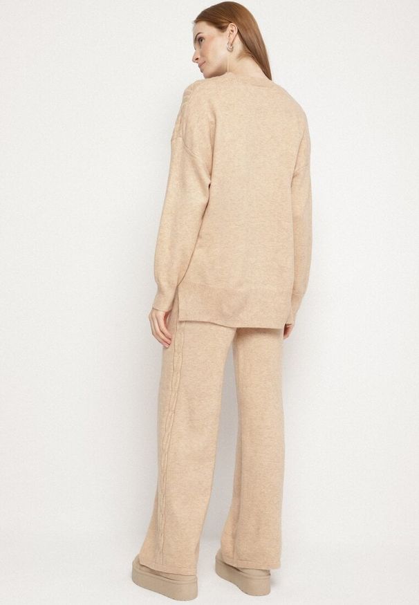 Born2be - Beżowy Komplet Dzianinowy z Bawełną i Wełną Spodnie i Warkoczowy Sweter Errela. Kolor: beżowy. Materiał: dzianina, bawełna, wełna