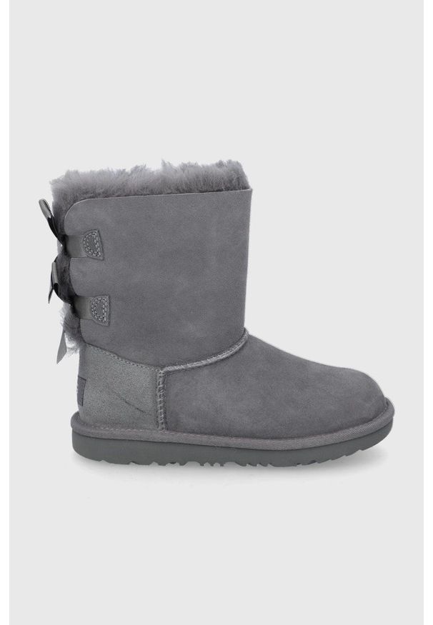 Ugg - UGG Śniegowce zamszowe dziecięce Bailey Bow II kolor szary. Nosek buta: okrągły. Kolor: szary. Materiał: zamsz