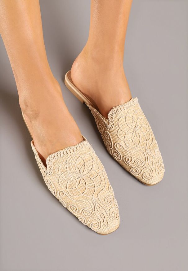 Renee - Beżowe Klapki Mule Ozdobione Plecioną Cholewką Orrivana. Okazja: do pracy. Kolor: beżowy. Wzór: aplikacja. Sezon: lato