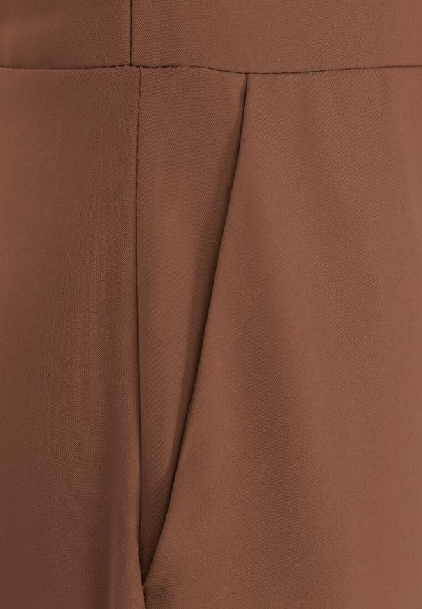 Renee - Brązowy Taliowany Kombinezon Ozdobiony Zakładkami Berinola. Okazja: na imprezę. Kolor: brązowy. Wzór: aplikacja. Styl: elegancki