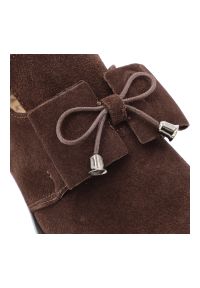 Półbuty damskie Armodo, na płaskim obcasie z ozdobami i welurowe wsuwane, czekolada, 1399. Okazja: na spotkanie biznesowe. Zapięcie: bez zapięcia. Kolor: brązowy. Szerokość cholewki: normalna. Wzór: aplikacja. Materiał: welur. Obcas: na obcasie. Styl: biznesowy, klasyczny. Wysokość obcasa: niski #6