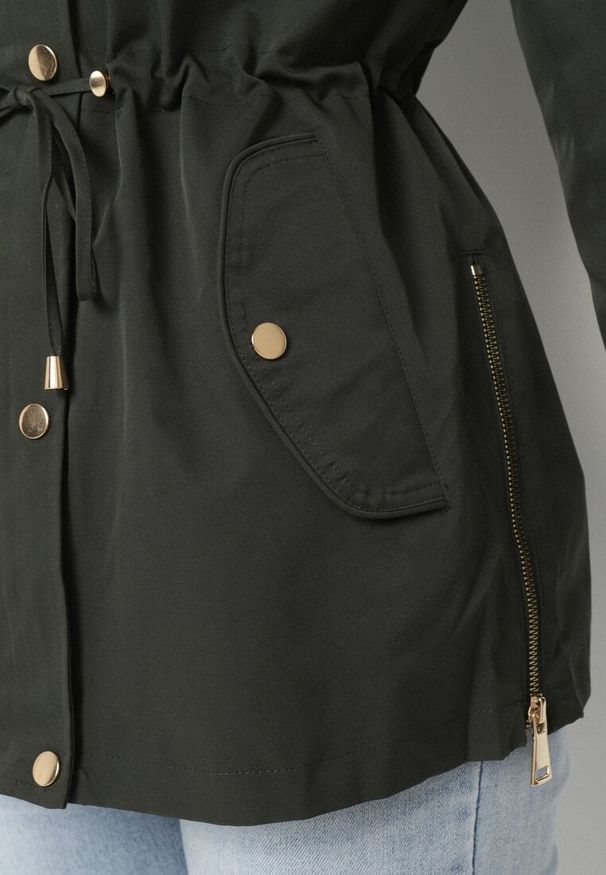Born2be - Ciemnozielona Kurtka Parka z Odpinanym Kapturem i Ozdobnymi Suwakami Velotia. Okazja: na co dzień. Kolor: zielony. Materiał: jeans, koronka. Długość rękawa: długi rękaw. Długość: długie. Wzór: koronka. Styl: klasyczny, elegancki, casual