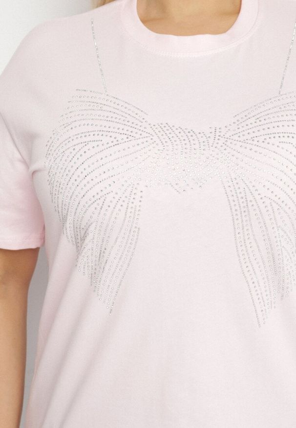 Born2be - Jasnoróżowy T-shirt ze Wzorem z Cyrkonii Olisellea. Okazja: na co dzień. Kolor: różowy. Materiał: bawełna. Styl: casual