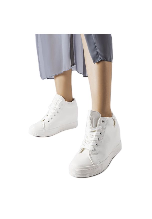 Big-Star - Białe sneakersy na koturnie Big Star MM274002. Nosek buta: okrągły. Zapięcie: sznurówki. Kolor: biały. Materiał: guma. Sezon: jesień. Obcas: na koturnie. Styl: sportowy