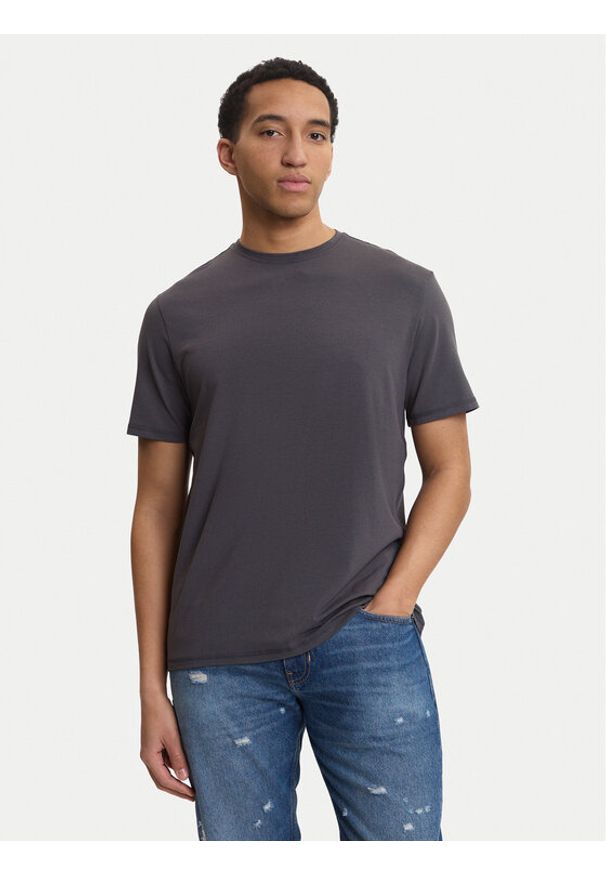 Guess T-Shirt M6RI62 JR06K Szary. Kolor: szary. Materiał: bawełna