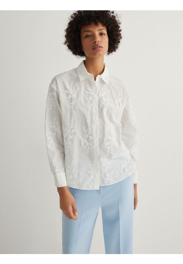 Reserved - Koszula z haftem - biały. Kolor: biały. Materiał: bawełna. Wzór: haft