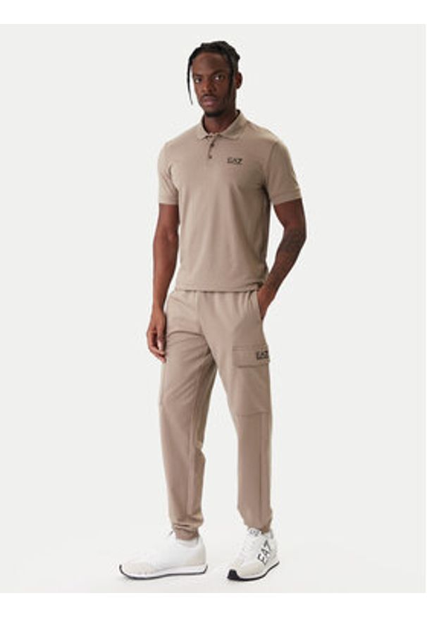 EA7 Emporio Armani Spodnie dresowe 8NPP67 PJVRZ U6167 Beżowy Regular Fit. Kolor: beżowy. Materiał: bawełna