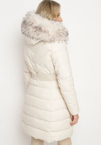 Born2be - Jasnobeżowa Kurtka Pikowana z Dwustronnym Suwakiem Kapturem z Futrem i Elastycznym Paskiem Moonrose. Okazja: na co dzień, na spacer. Kolor: beżowy. Materiał: futro. Styl: casual, elegancki #2