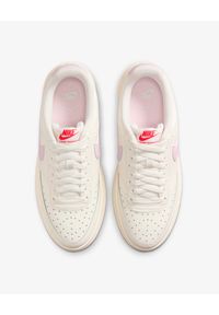 Nike - NIKE COURT VISION ALTA TRK3 Sneakersy damskie. Okazja: na spacer, na co dzień. Kolor: kremowy. Materiał: skóra, syntetyk, materiał. Model: Nike Court. Sport: turystyka piesza #3