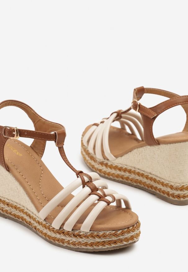 Born2be - Beżowe Sandały na Koturnie Vices Ozdobione Plecionką Eranilitia. Okazja: na co dzień. Zapięcie: sprzączka. Kolor: beżowy. Wzór: aplikacja. Sezon: lato. Obcas: na koturnie. Styl: casual, elegancki