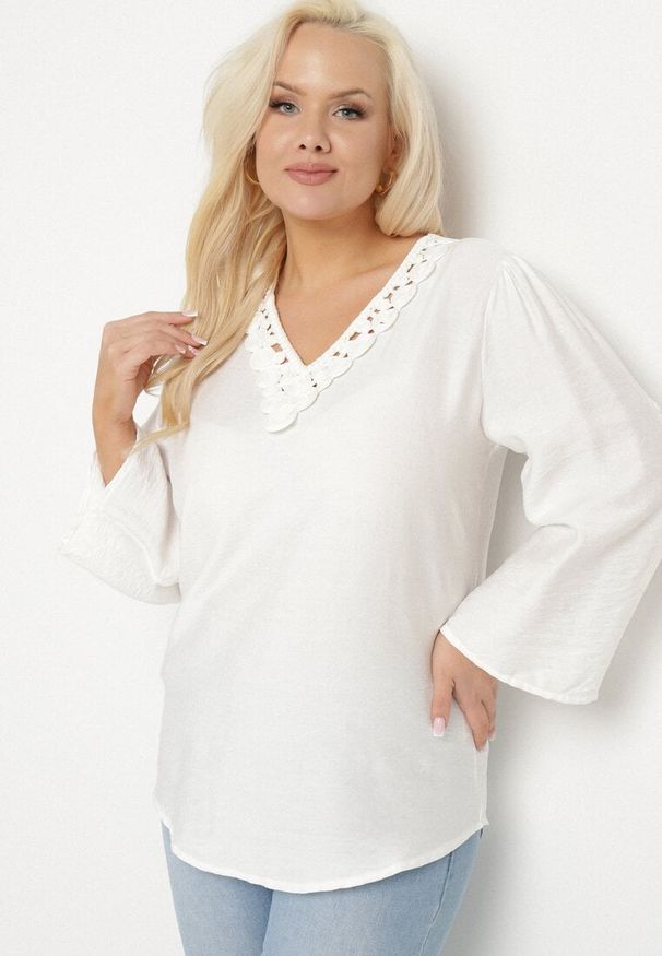 Born2be - Biała Bluzka z Bawełną i Ozdobnym Haftem Edirilita. Okazja: na co dzień. Typ kołnierza: dekolt w serek. Kolor: biały. Materiał: bawełna. Wzór: haft. Styl: casual