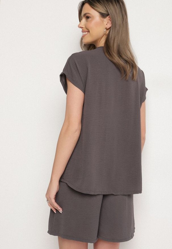 Born2be - Ciemnoszary Komplet z Wiskozą Bluzka Zdobiona Guzikami i Szorty Nitamea. Kolor: szary. Materiał: wiskoza. Wzór: aplikacja
