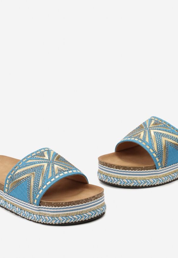 Renee - Niebieskie Klapki Boho Ozdobione Plecionką i Błyszczącym Przeszyciem Piwita. Kolor: niebieski. Materiał: len, materiał. Wzór: aplikacja. Sezon: lato. Styl: boho