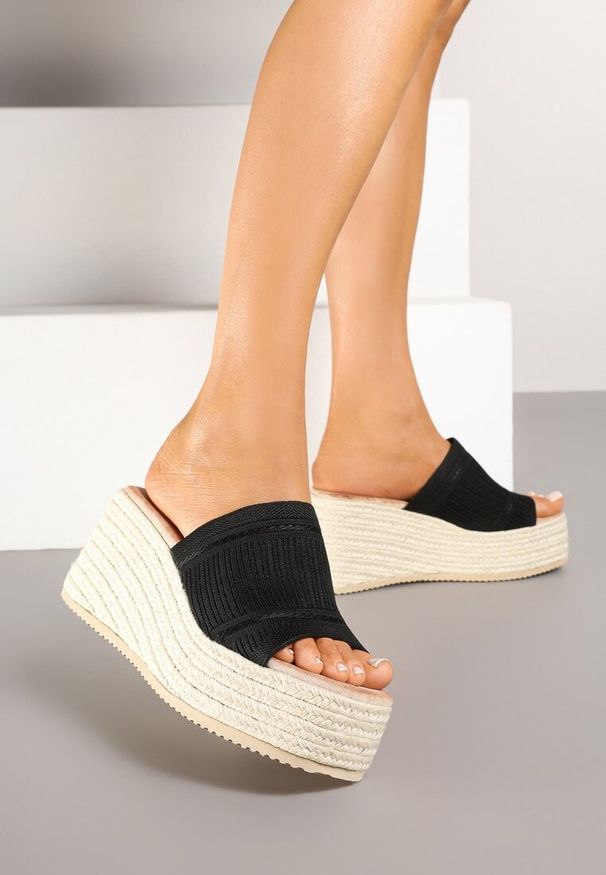 Renee - Czarne Klapki na Koturnie w Stylu Boho z Tłoczoną Cholewką Neorwynne. Okazja: na spacer. Kolor: czarny. Sezon: lato. Obcas: na koturnie. Styl: boho