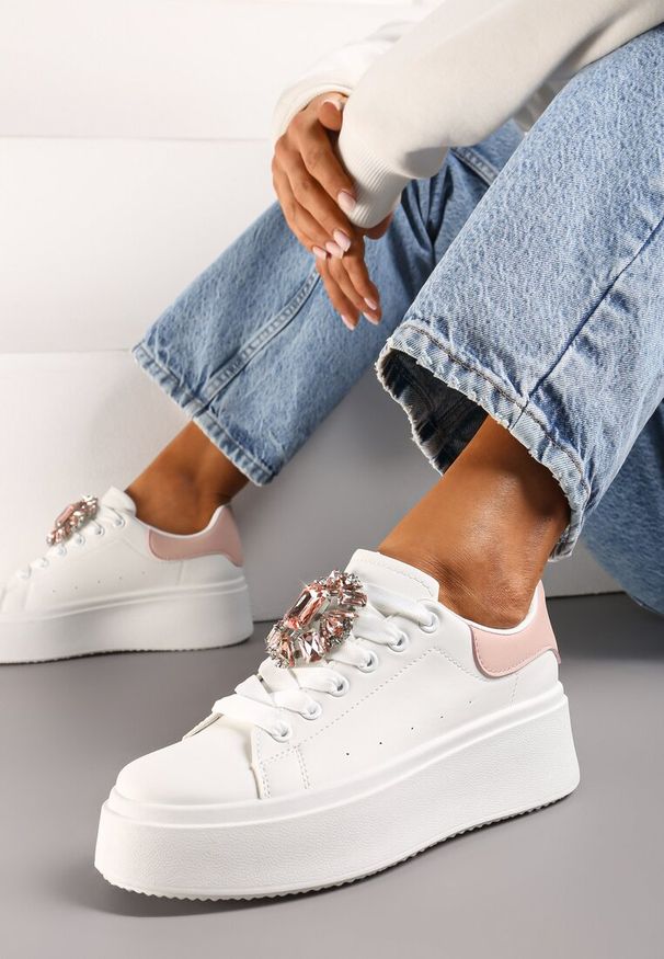 Born2be - Biało-Różowe Sneakersy na Platformie z Perforacją i Ozdobnym Kamieniem Dilhela. Okazja: na co dzień. Kolor: biały. Materiał: jeans. Obcas: na platformie