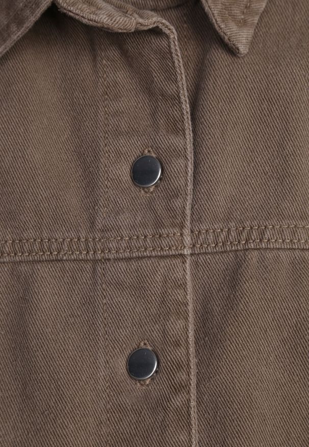 Renee - Brązowa Koszulowa Kurtka z Jeansu z Bawełny z Naszytymi Kieszeniami Giorriane. Okazja: na co dzień. Kolor: brązowy. Materiał: jeans, bawełna. Wzór: aplikacja. Styl: casual