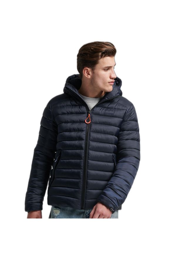 Kurtka z kapturem Superdry Fuji Sport. Typ kołnierza: kaptur. Kolor: niebieski. Materiał: puch. Sezon: zima. Styl: sportowy