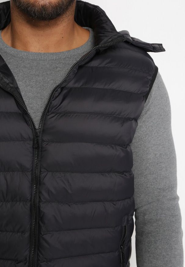 Born2be - Czarna Pikowana Kamizelka Bezrękawnik z Kapturem i Kieszeniami Valisoba. Typ kołnierza: kaptur. Kolor: czarny. Długość rękawa: bez rękawów