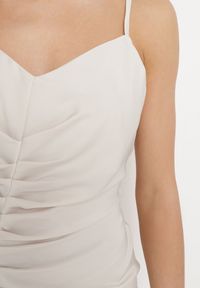 Born2be - Jasnobeżowa Satynowa Sukienka Koktajlowa z Ozdobnym Drapowaniem i Rozcięciem Saligurtia. Okazja: na imprezę. Kolor: beżowy. Materiał: satyna. Długość rękawa: na ramiączkach. Wzór: aplikacja. Sezon: lato. Styl: wizytowy #6