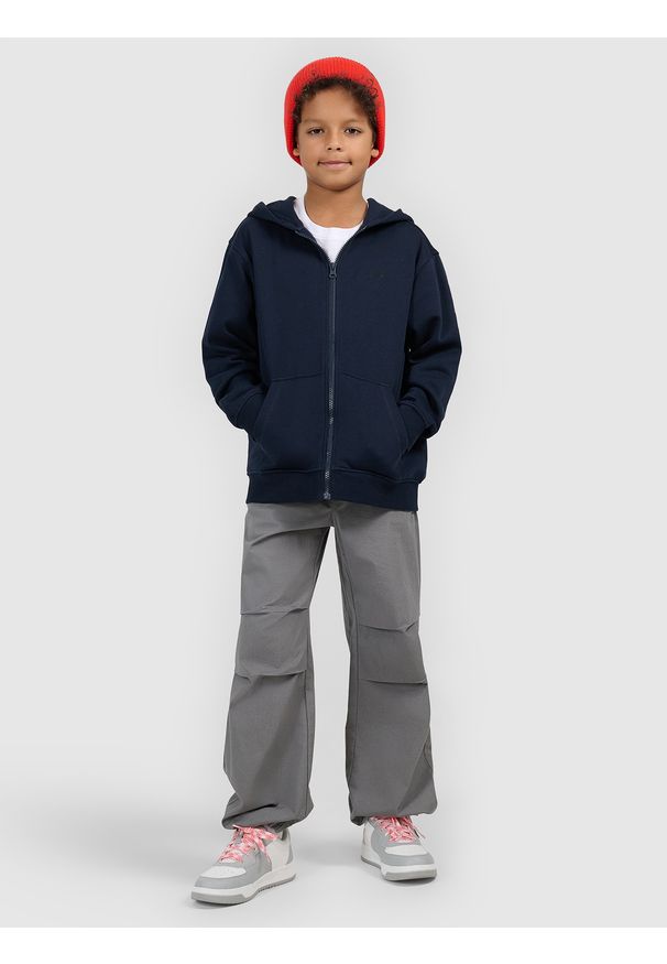 4f - 4F Bluza dresowa rozpinana z kapturem chłopięca - granatowa 152 (11-12 lat). Okazja: na co dzień. Typ kołnierza: kaptur. Kolor: niebieski. Materiał: dresówka. Wzór: ze splotem, gładki. Sezon: lato. Styl: casual, sportowy