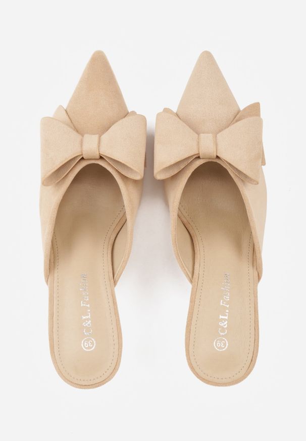 Renee - Beżowe Klapki Mule na Szpilce z Kokardką Kimoseis. Nosek buta: otwarty. Kolor: beżowy. Materiał: zamsz, skóra. Wzór: aplikacja. Sezon: lato. Obcas: na szpilce. Wysokość obcasa: średni