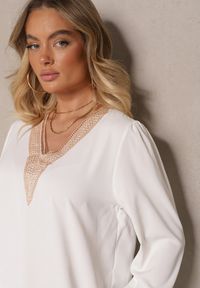Renee - Biała Rustykalna Bluzka z Dekoltem w Serek Zdobiona Koronką Gonasea. Typ kołnierza: dekolt w serek. Kolor: biały. Materiał: koronka. Długość rękawa: długi rękaw. Długość: długie. Wzór: aplikacja, koronka #3