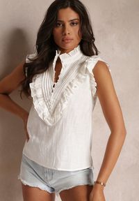 Renee - Biała Bawełniana Bluzka ze Stójką i Falbankami z Lnem Evelida. Typ kołnierza: kołnierzyk stójkowy, kołnierz z falbankami. Kolor: biały. Materiał: bawełna, len. Wzór: koronka. Styl: elegancki #5