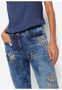 bonprix - Dżinsy slim fit z kwiatowym haftem. Kolor: niebieski. Wzór: haft, kwiaty. Styl: elegancki #3