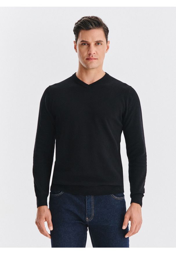 Pako Lorente - PAKO LORENTE - Czarny bawełniany sweter v-neck. Okazja: na co dzień. Kolor: fioletowy, niebieski, czarny. Materiał: bawełna. Sezon: jesień. Styl: casual