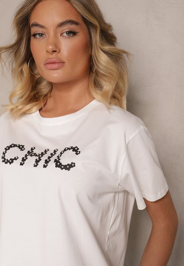 Renee - Biały T-shirt z Bawełny Ozdobiony Perełkami i Napisem Naloreth. Okazja: na co dzień. Kolor: biały. Materiał: bawełna. Wzór: napisy, aplikacja. Styl: elegancki, casual, klasyczny