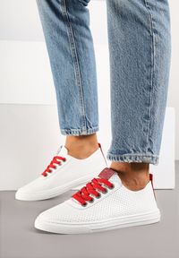 Born2be - Biało-Czerwone Tenisówki z Ażurową Cholewką i Cyrkoniami Liricela. Okazja: na co dzień. Kolor: biały, czerwony. Materiał: jeans. Szerokość cholewki: normalna. Wzór: ażurowy. Styl: klasyczny, casual #6