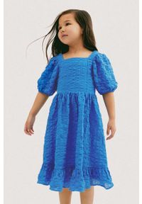Mango Kids sukienka dziecięca Castellb mini prosta. Okazja: na co dzień. Kolor: niebieski. Długość rękawa: krótki rękaw. Typ sukienki: proste. Styl: casual. Długość: mini