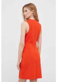 Calvin Klein sukienka kolor pomarańczowy mini dopasowana. Kolor: pomarańczowy. Materiał: poliester, dzianina. Wzór: gładki. Typ sukienki: dopasowane. Styl: klasyczny. Długość: mini #2