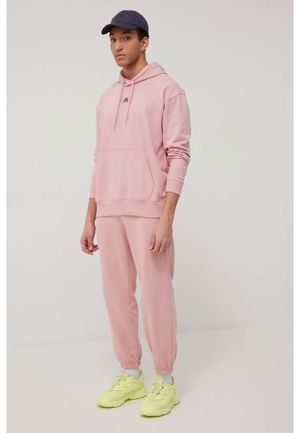 Adidas - adidas bluza bawełniana męska kolor różowy z kapturem z nadrukiem. Typ kołnierza: kaptur. Kolor: różowy. Materiał: bawełna. Wzór: nadruk