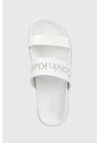 Calvin Klein klapki damskie kolor biały. Nosek buta: okrągły. Kolor: biały. Materiał: materiał, guma. Wzór: gładki. Obcas: na obcasie. Wysokość obcasa: niski