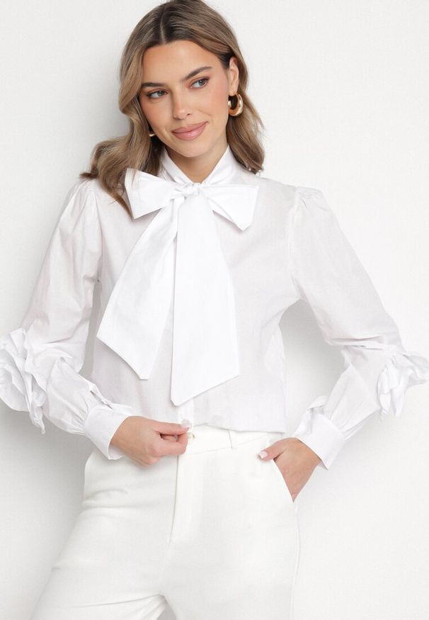 Born2be - Biała Koszula z Ozdobnym Wiązaniem i Falbankami Zalimira. Okazja: na co dzień. Typ kołnierza: kołnierz z falbankami. Kolor: biały. Materiał: jeans. Styl: casual, elegancki